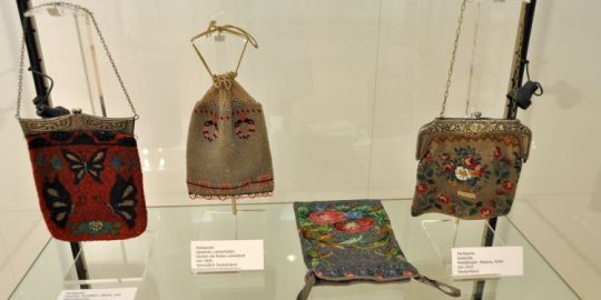 In Frauenhand - Zur Geschichte der Handtasche